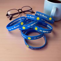 Pulseras de silicona en bajo relieve + impresión
